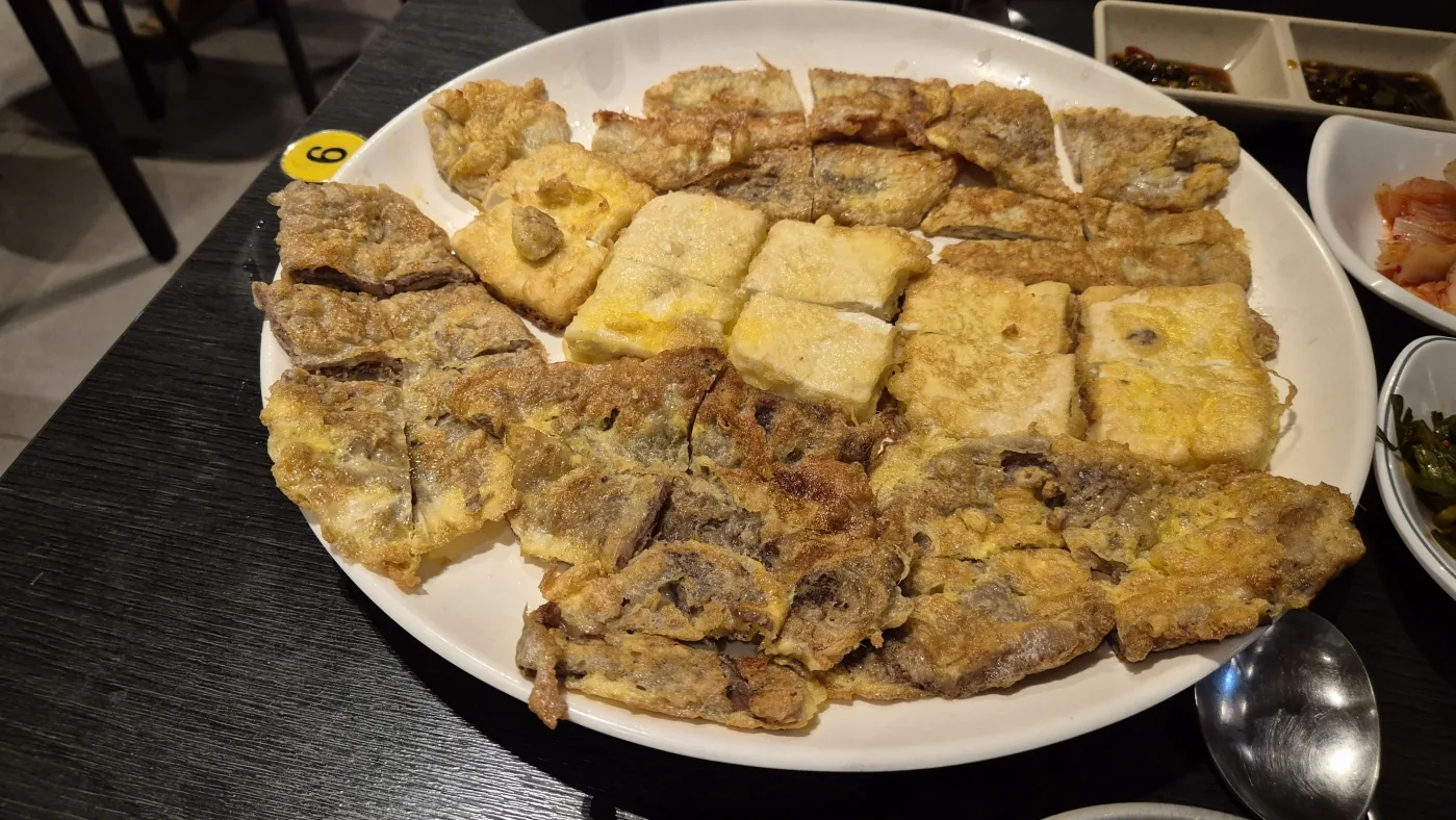 Korean pub food and makgeolli during the second round in Seoul